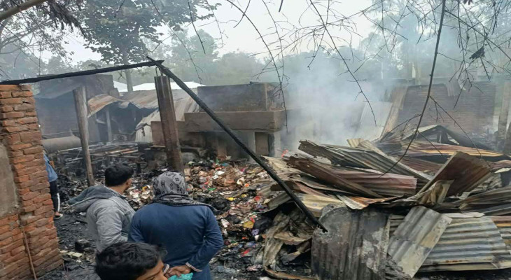 বগুড়ার শাজাহানপুরের নিশ্চিন্তপুর এলাকায় বোর্ড মিলে ভয়াবহ আগুন