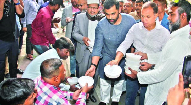 খালেদা জিয়া’র সুস্থতা কামনায় দোয়া, দুস্থদের মাঝে খাবার বিতরণ করলেন তামিম