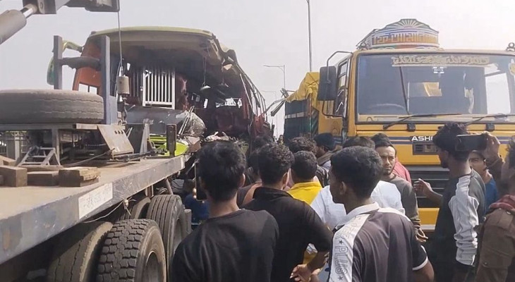 মাদারীপুরের শিবচরে বাস-ট্রাক সংঘর্ষ, নিহত ৩