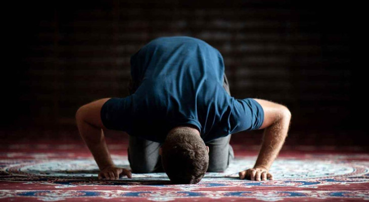 প্রাণীর ছবিযুক্ত পোশাক পরে নামাজ শুদ্ধ হবে কি?