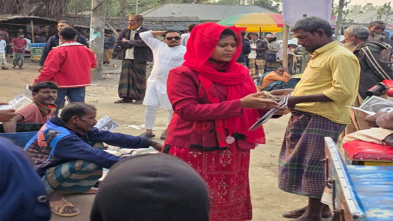 সিরাজগঞ্জ-১ আসনের নারী প্রার্থী মল্লিকা যাচ্ছেন ভোটারদের দ্বারে দ্বারে