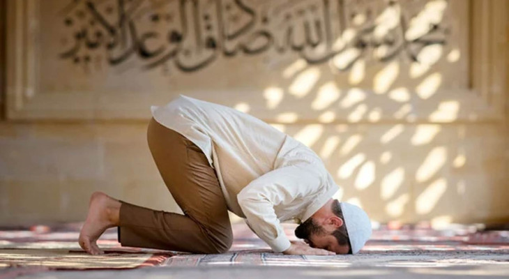 সিজদা থেকে ওঠার সময় হাতে ভর দেওয়া যাবে?