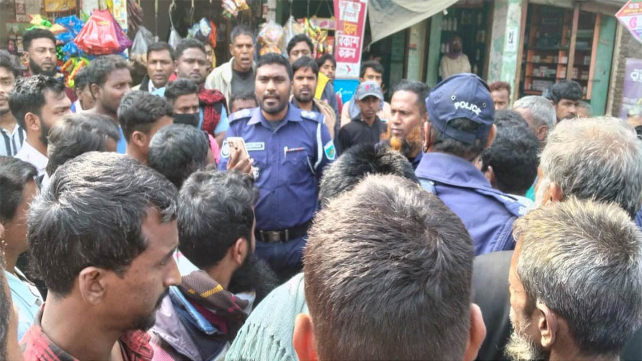 বগুড়ার ধুনটে চেকপোস্টে ঘুষ নেয়ার অভিযোগে গণধোলাইয়ের শিকার পুলিশ সদস্য