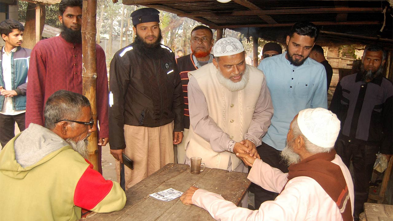 বগুড়ার গোকুলে দাঁড়িপাল্লায় ভোট চেয়ে জামায়াত প্রার্থীর গণসংযোগ