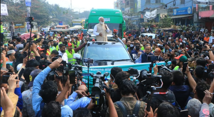সবুজ বাসে নির্বাচনি প্রচারণা শুরু করলেন জামায়াত আমির