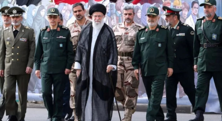 খামেনির দিকে হাত বাড়ালে সেই হাত কেটে ফেলা হবে: ইরান সেনাবাহিনী