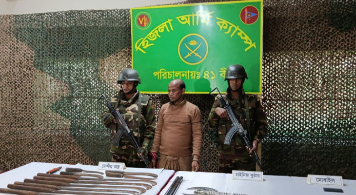 বরিশালে সেনাবাহিনীর অভিযানে দেশীয় অস্ত্রসহ আটক ১