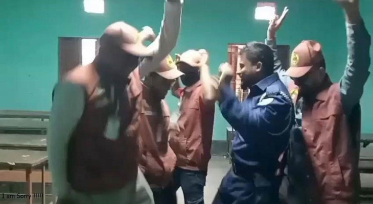 লালমনিরহাটে ভোটের আনুষ্ঠানিকতা শেষে পুলিশ ও আনসারদের নাচ-গান