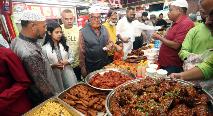 বগুড়ার ইফতারির দোকানগুলোতে মানুষের উপচেপড়া ভিড়