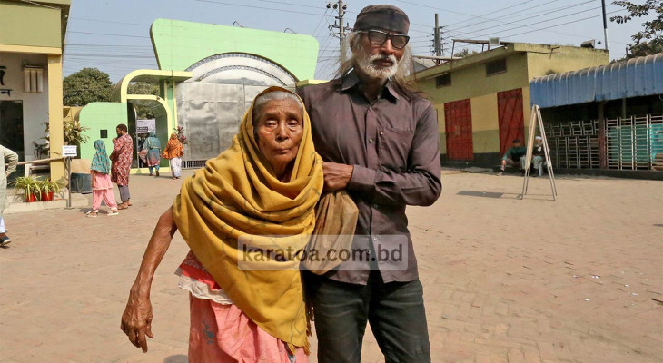 অশীতিপর বৃদ্ধা আনোয়ারা ছেলেন কাঁধে ভর দিয়ে ভোট দিলেন
