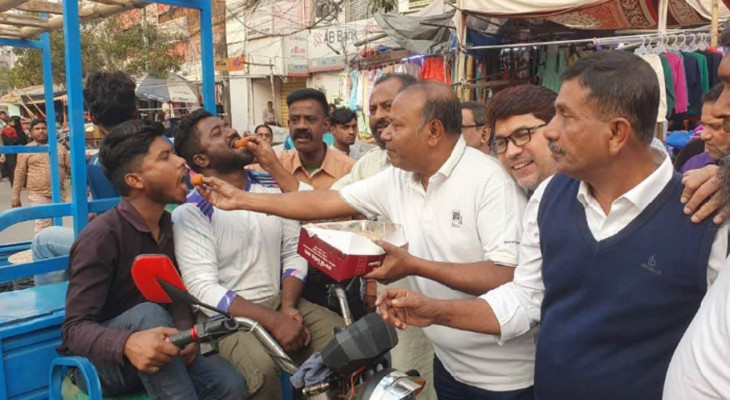 মিজানুর রহমান মিনু মন্ত্রী হওয়ায় রাজশাহীবাসীর আনন্দ, মিষ্টি বিতরণ