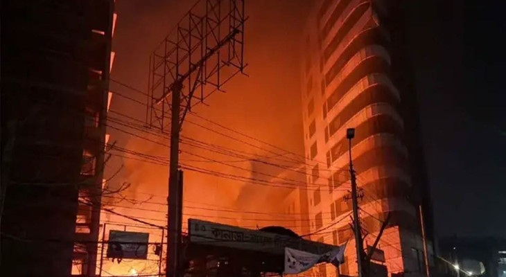 রাজধানীর কারওয়ান বাজারে গ্যারেজে আগুন, নিয়ন্ত্রণে ফায়ার সার্ভিসের ৮ ইউনিট