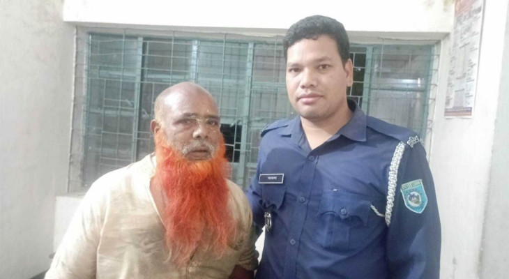 টর্চের আলোয় প্রাণে বাঁচলেন চালক