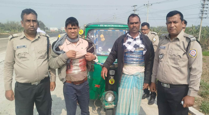 বগুড়ায় কোমরে পেঁচিয়ে গাঁজা পাচারকালে দুই কারবারি গ্রেফতার