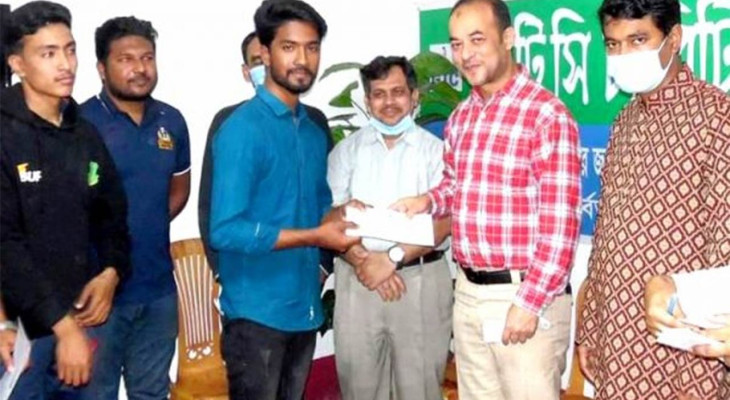 দিনাজপুরের মধ্যপাড়া পাথর খনির শ্রমিক সন্তানদের শিক্ষা উপবৃত্তি প্রদান