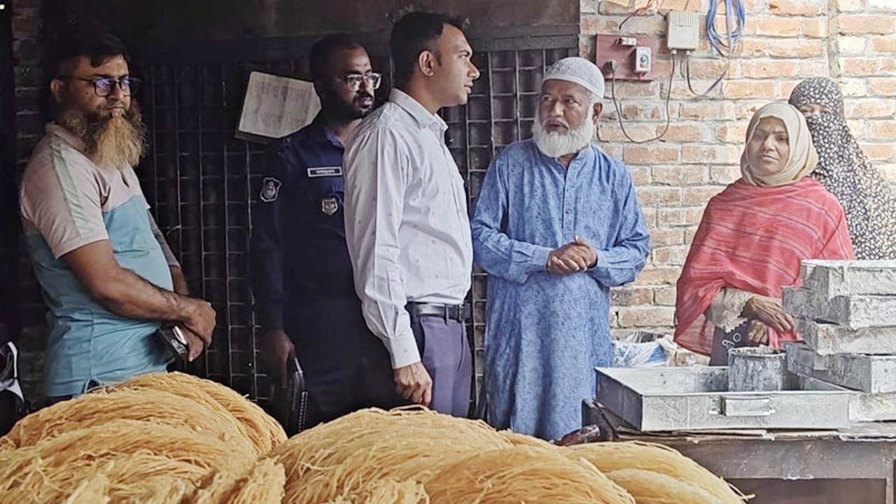 বগুড়ায় দু’টি লাচ্ছা সেমাই কারখানায় অভিযান, ১ লাখ ১৫ হাজার টাকা জরিমানা