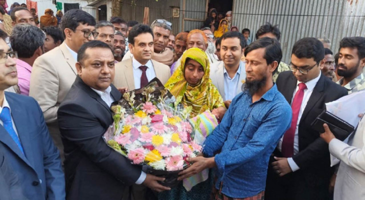 সিরাজগঞ্জের রায়গঞ্জে ভোটকেন্দ্রে জন্ম নেওয়া শিশু ও মাকে দেখতে এলেন জেলা প্রশাসক