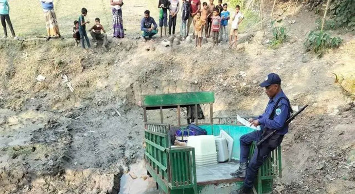 গাইবান্ধায় নির্বাচনি সরঞ্জামসহ পিকআপ খাদে, আহত ৩