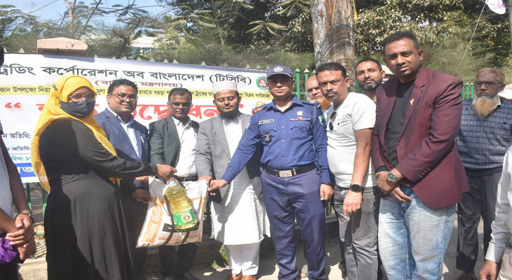 বগুড়ায় টিসিবি’র ট্রাক সেল কার্যক্রম শুরু মিলছে তেল-চিনি-ডাল-ছোলা ও খেজুর
