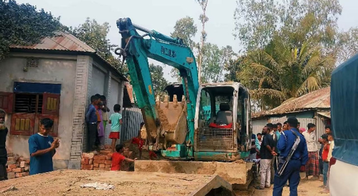 সিরাজগঞ্জের তাড়াশে অবৈধ পুকুর খননের বিরুদ্ধে অভিযান