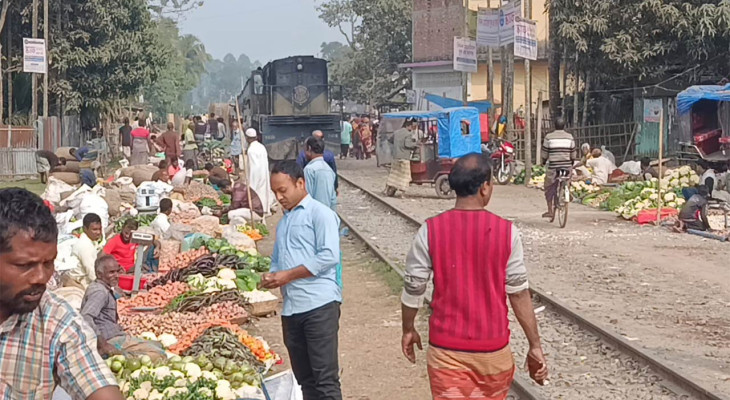 কুড়িগ্রামে রেললাইনের ওপর কাঁচাবাজার যেকোন সময় বড় ধরনের দুর্ঘটনা