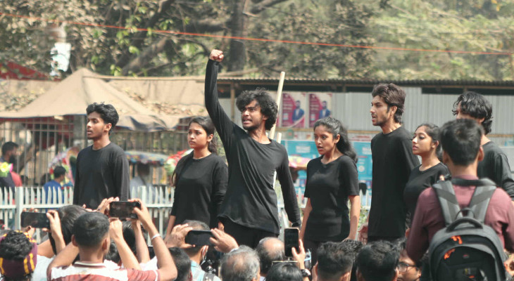 রাজু ভাস্কর্যের পাদদেশে ‘ভাষার ক্ষুধা’ পথনাটক