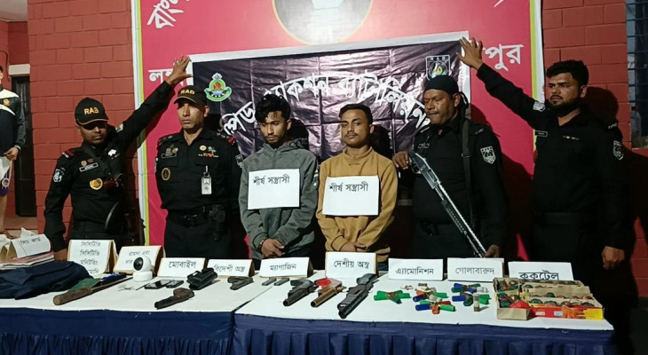 লক্ষ্মীপুরে বিপুল পরিমাণ অস্ত্রসহ আটক ২