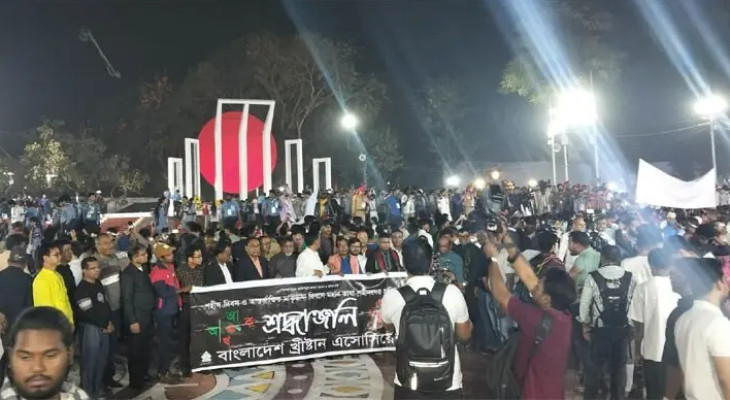 একুশের প্রথম প্রহরে শ্রদ্ধা জানাতে মানুষের ঢল