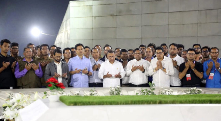 মা-বাবার কবর জিয়ারতের মাধ্যমে নির্বাচনী প্রচারণা শেষ করলেন তারেক রহমান