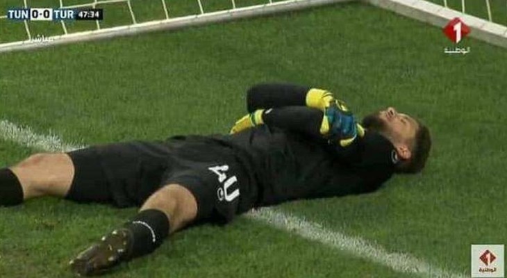 ইনজুরির অভিনয় করে মুসলিম সতীর্থদের ইফতারের সুযোগ গোলরক্ষকের