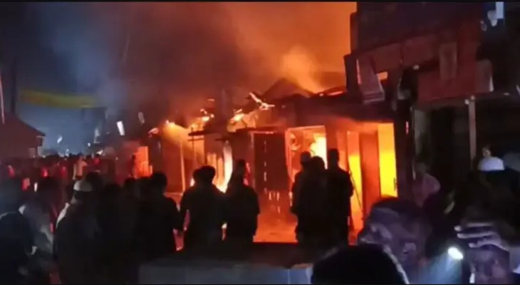 লক্ষ্মীপুরে অগ্নিকাণ্ডে ৯ দোকান পুড়ে ছাই