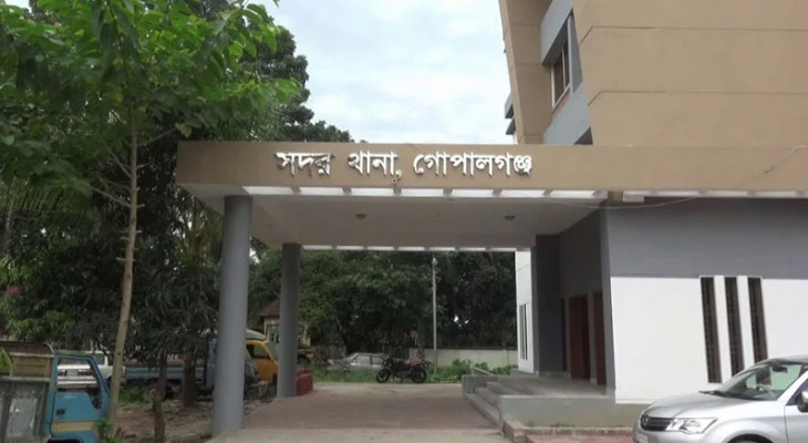 ‘প্রেমিকের সহায়তায়’ মেয়েকে হত্যার পর ট্রাংকে লুকিয়ে রাখেন মা