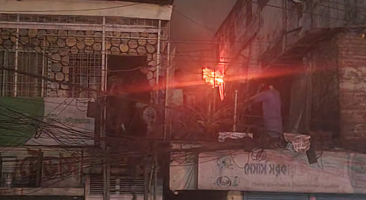 এক ঘণ্টার বেশি সময় পর কারওয়ান বাজারের আগুন নিয়ন্ত্রণে