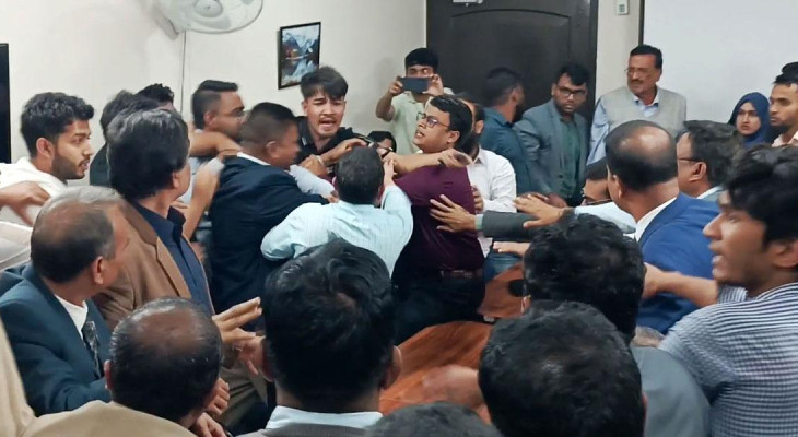 জাবিপ্রবিতে  ভিসি ও প্রো-ভিসির পদত্যাগের দাবিতে হট্টগোল