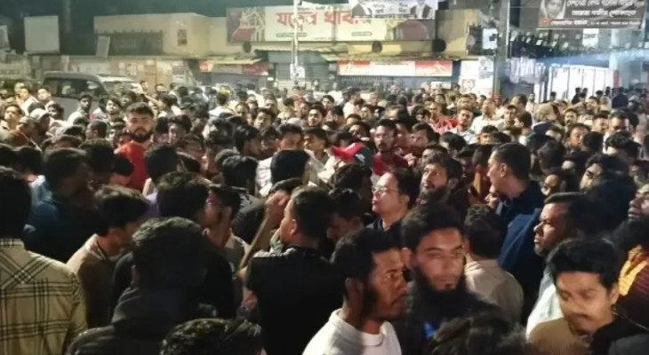 রিটার্নিং কর্মকর্তার কার্যালয়ের সামনে মির্জা আব্বাসের নেতাকর্মীদের ভিড়