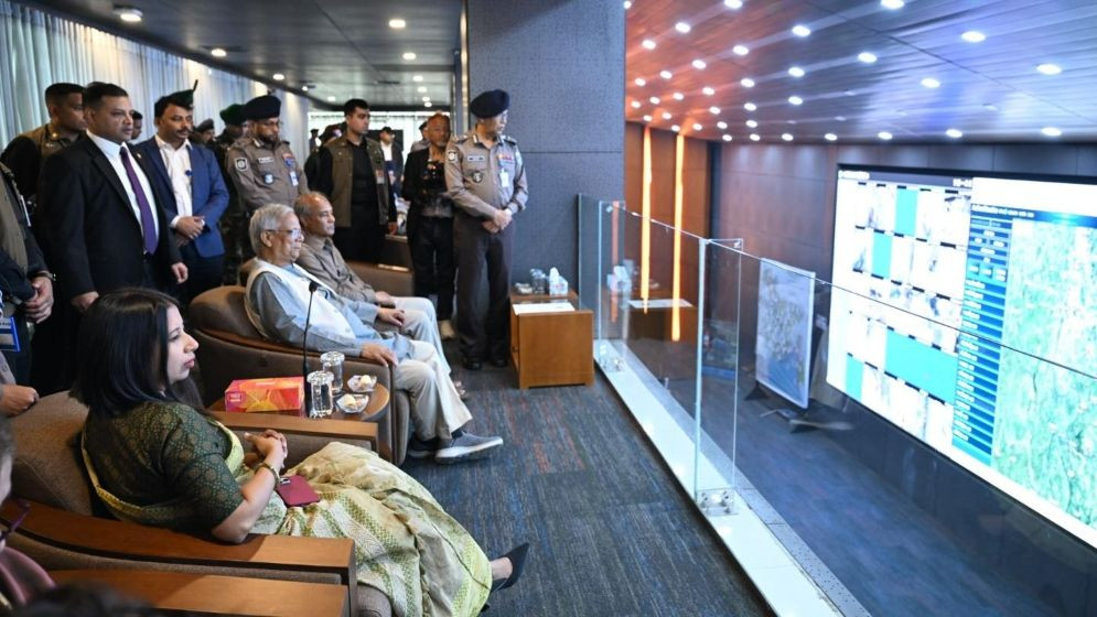 কন্ট্রোল রুম থেকে সারা দেশের ভোটের চিত্র পর্যবেক্ষণ প্রধান উপদেষ্টার