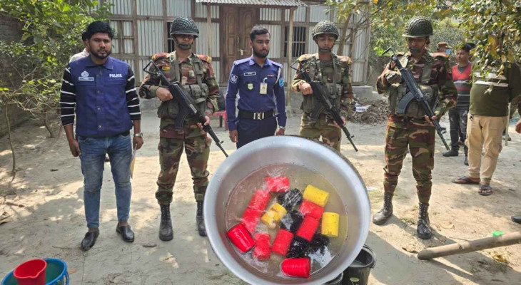 পরিত্যক্ত মুরগির ঘর থেকে ১৬ ককটেল উদ্ধার