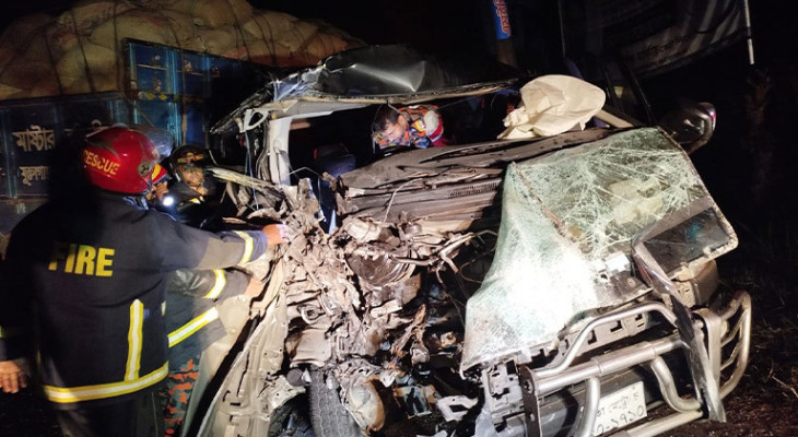 গৌরনদীতে মাইক্রোবাস ট্রাক মুখোমুখি সংঘর্ষে আহত ১১