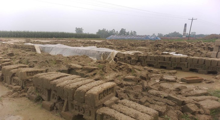 দিনাজপুরের বিরামপুরে বৈরী আবহাওয়ায় বহু কাঁচা ইট নষ্ট সময়ের আগেই বন্ধ হচ্ছে ভাটা