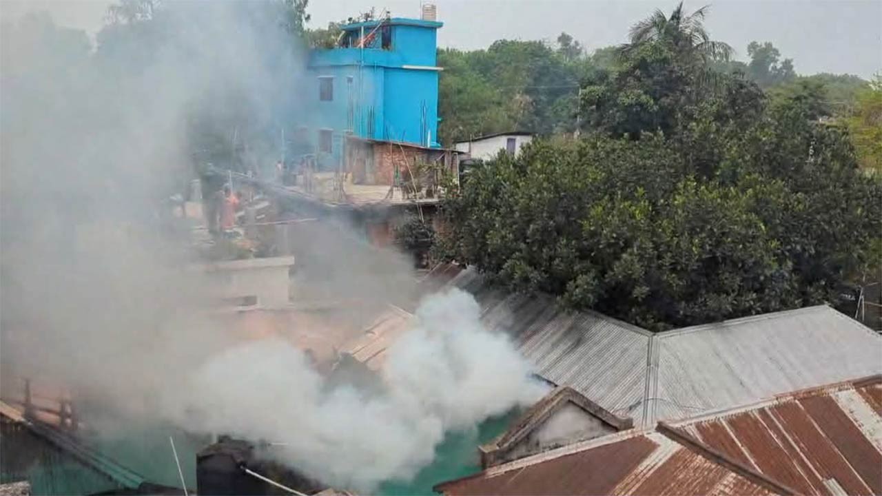 বগুড়ার শাজাহানপুরে বসতবাড়িতে অগ্নিকান্ডে ১০ লাখ টাকার ক্ষতি