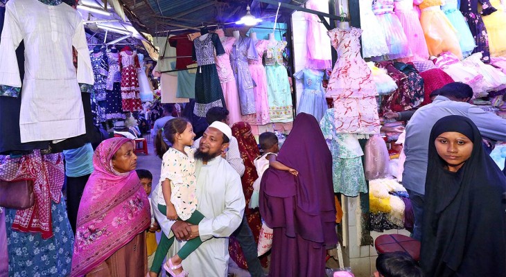 বগুড়ায় সাধ্যের মধ্যে ঈদ আনন্দ হকার্স মার্কেটে নিম্ন আয়ের মানুষের উপচে পড়া ভিড়