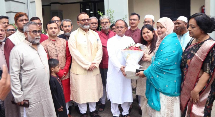 ঢাকা বিশ্ববিদ্যালয়ে পবিত্র ঈদ উপলক্ষে উপাচার্যের শুভেচ্ছা বিনিময়