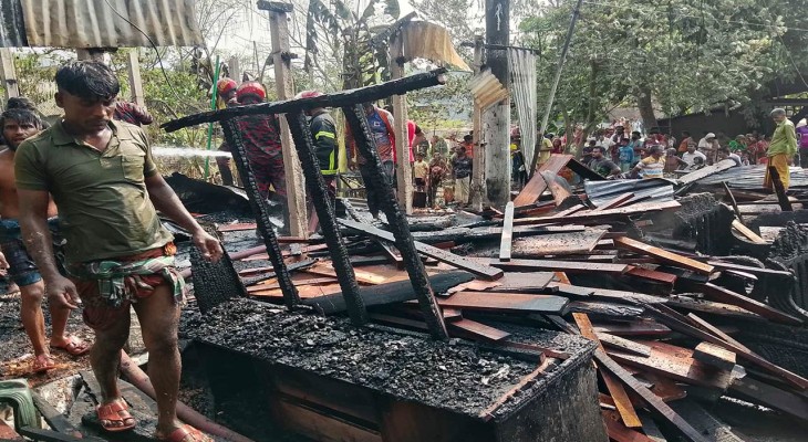 সিরাজগঞ্জের শাহজাদপুরে আগুনে পাঁচ দোকান পুড়ে ছাই