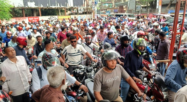 দিনাজপুরে পেট্রোল-অকটেনের জন্য ছোটাছুটি