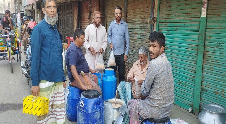 তিন দশকের ঐতিহ্য পাবনার বেড়ায় রোজাদারের পছন্দ বিশু ঘোষের মাঠা 