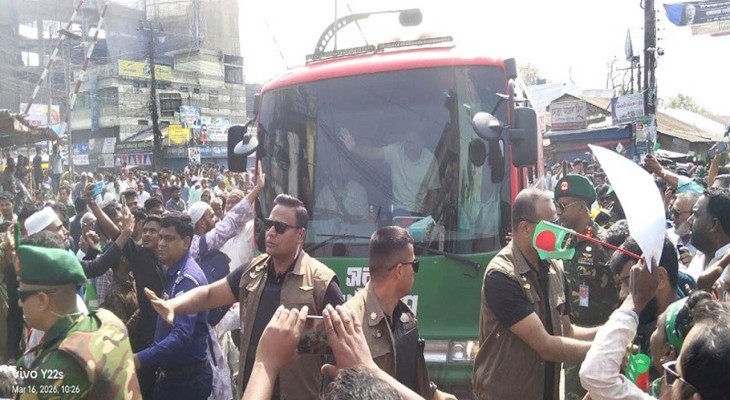 তারেক রহমানকে দেখতে সৈয়দপুরে সড়কের দুই পাশে মানুষের ঢল