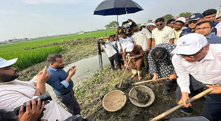 চাঁপাইনবাবগঞ্জে খাল খনন কাজের উদ্বোধন করলেন উপদেষ্টা আসিফ
