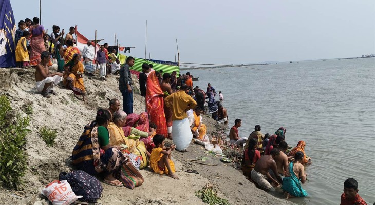 কুড়িগ্রামে ব্রহ্মপুত্র নদের তীরে স্নানোৎসবে পূণ্যার্থীদের ঢল