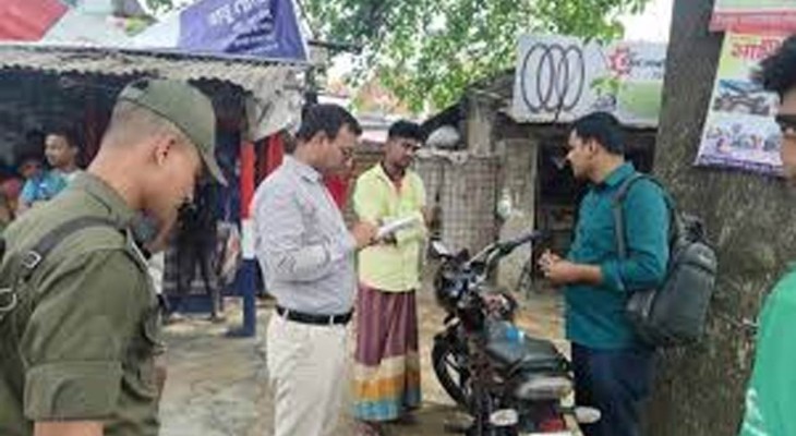 চাঁপাইনবাবগঞ্জের গোমস্তাপুরে ৩ মোটরসাইকেল চালককে জরিমানা