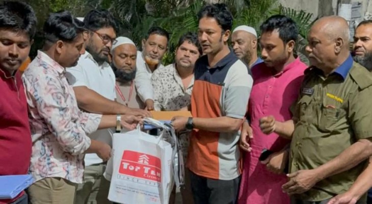 জবি ছাত্রদলের উদ্যোগে কর্মচারীদের মাঝে ঈদ উপহার ও নগদ অর্থ বিতরণ